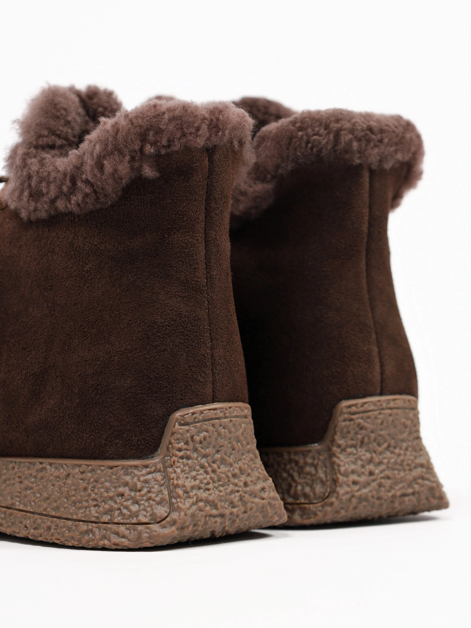 Ботинки коричневого цвета на низкой подошве